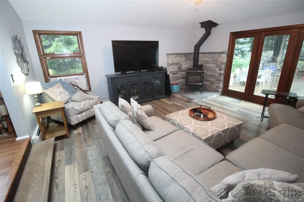 8 Woodbury Road Farmingville NY 11738