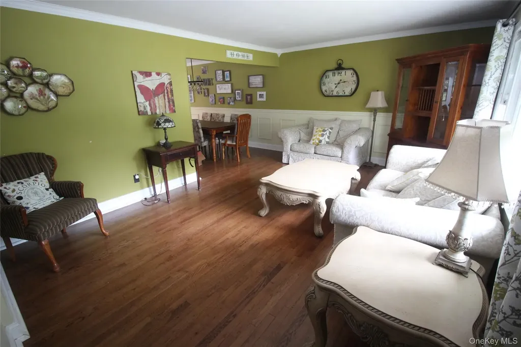 8 Woodbury Road Farmingville NY 11738