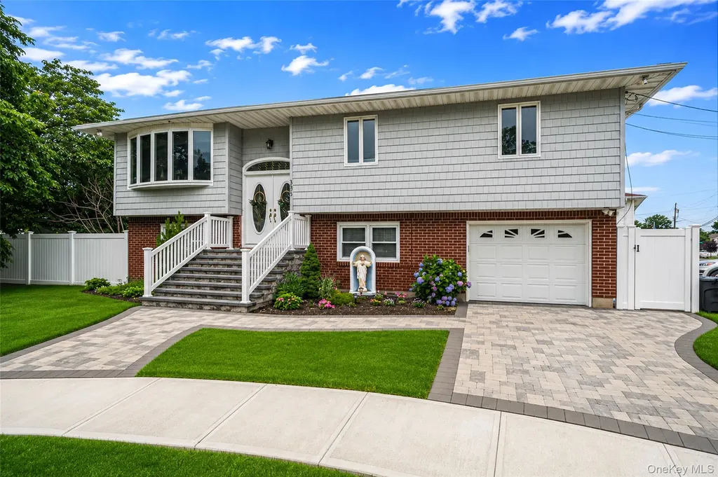 395 N Putnam Avenue Lindenhurst NY 11757