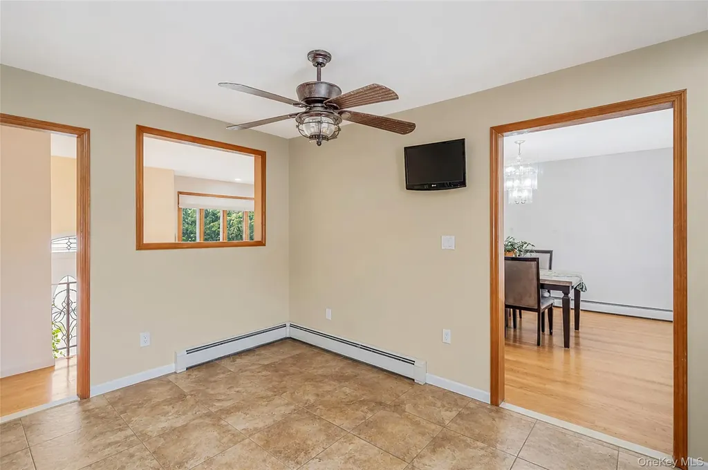 395 N Putnam Avenue Lindenhurst NY 11757