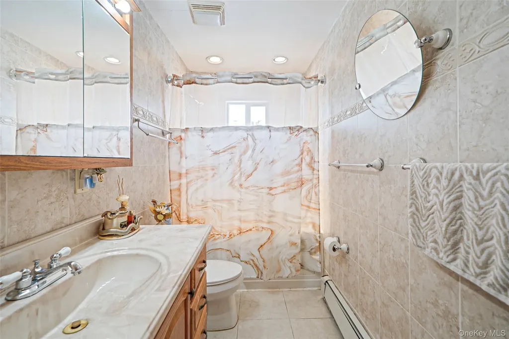 395 N Putnam Avenue Lindenhurst NY 11757