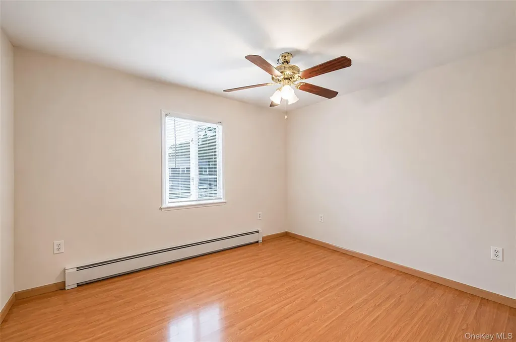 395 N Putnam Avenue Lindenhurst NY 11757