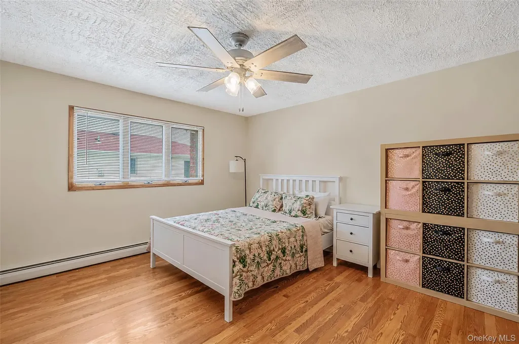 395 N Putnam Avenue Lindenhurst NY 11757