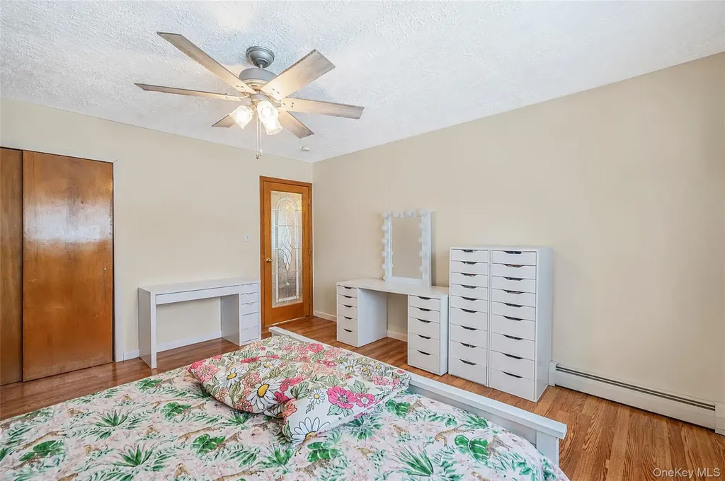 395 N Putnam Avenue Lindenhurst NY 11757