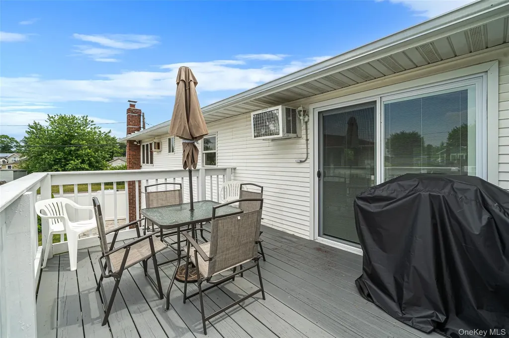 395 N Putnam Avenue Lindenhurst NY 11757