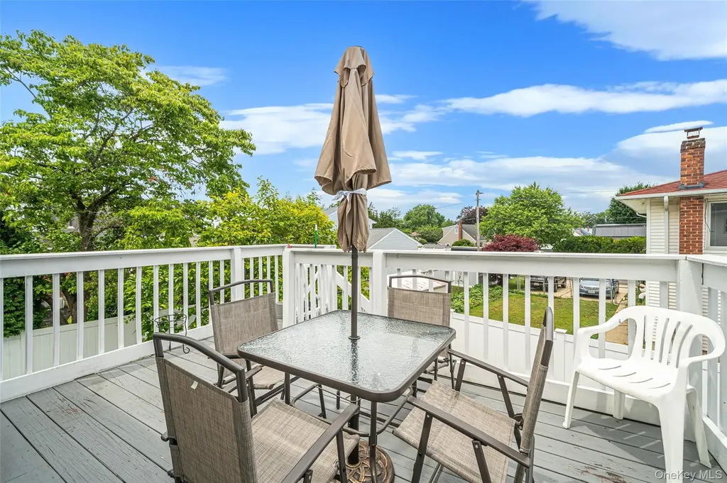 395 N Putnam Avenue Lindenhurst NY 11757