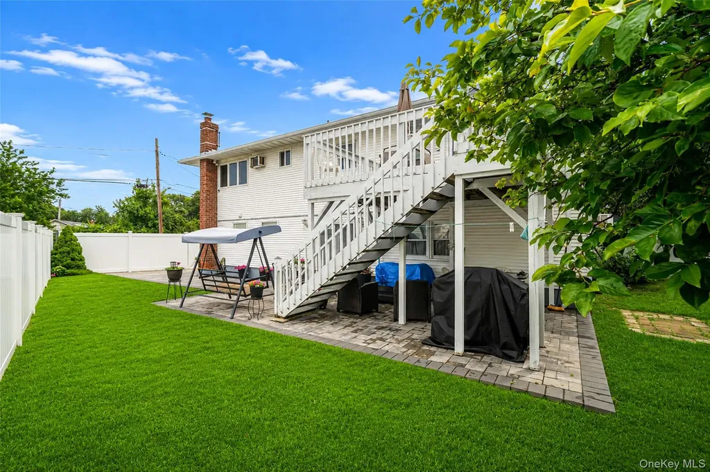 395 N Putnam Avenue Lindenhurst NY 11757