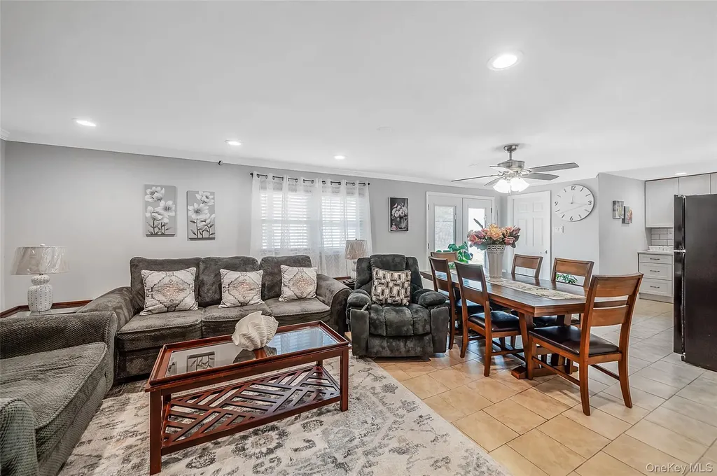 395 N Putnam Avenue Lindenhurst NY 11757