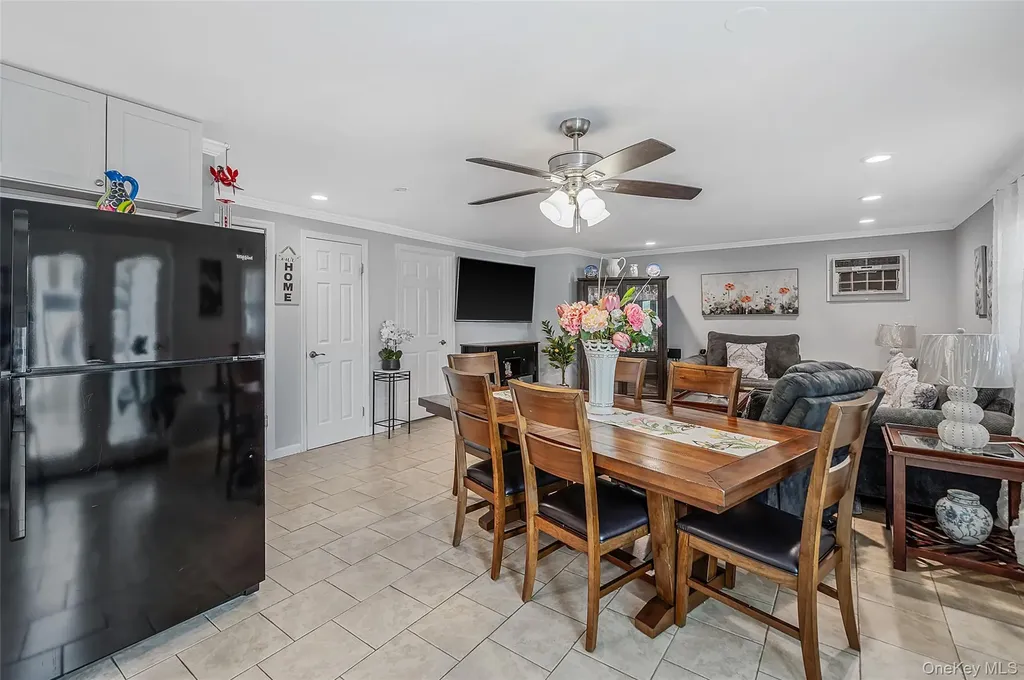 395 N Putnam Avenue Lindenhurst NY 11757