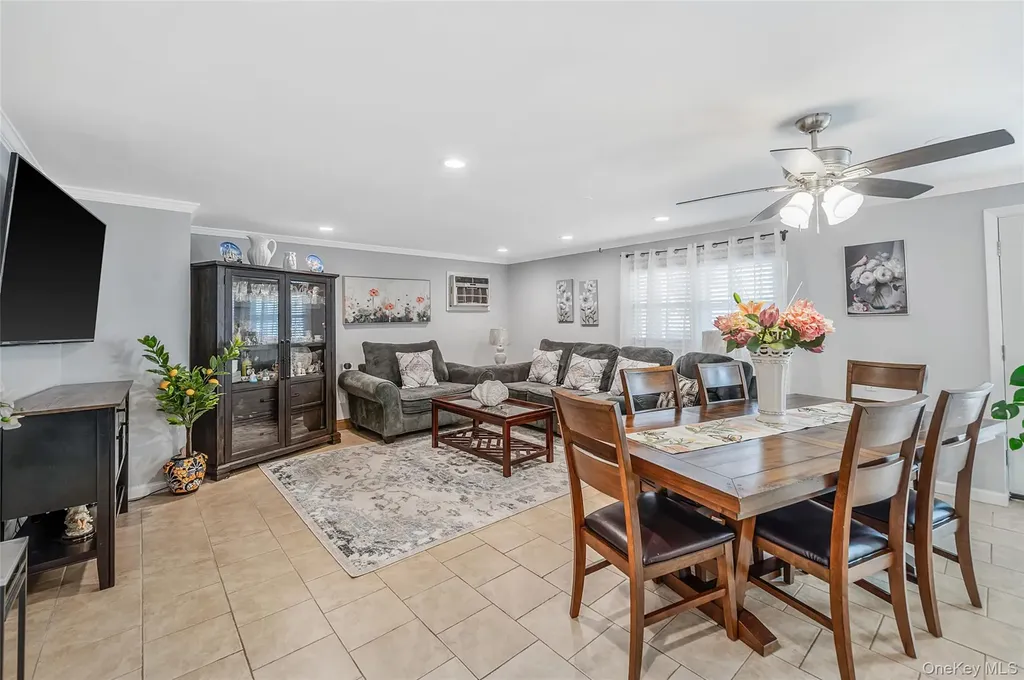 395 N Putnam Avenue Lindenhurst NY 11757