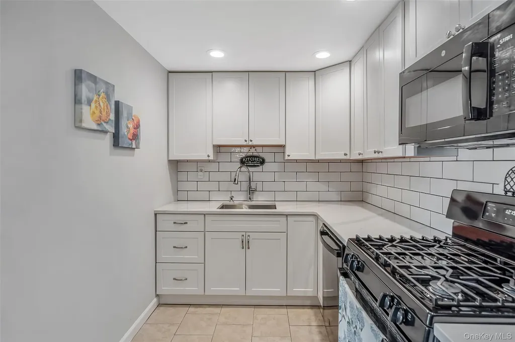 395 N Putnam Avenue Lindenhurst NY 11757