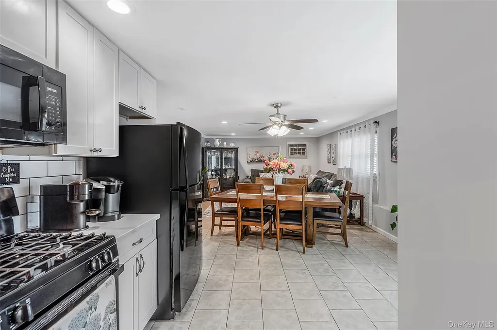 395 N Putnam Avenue Lindenhurst NY 11757