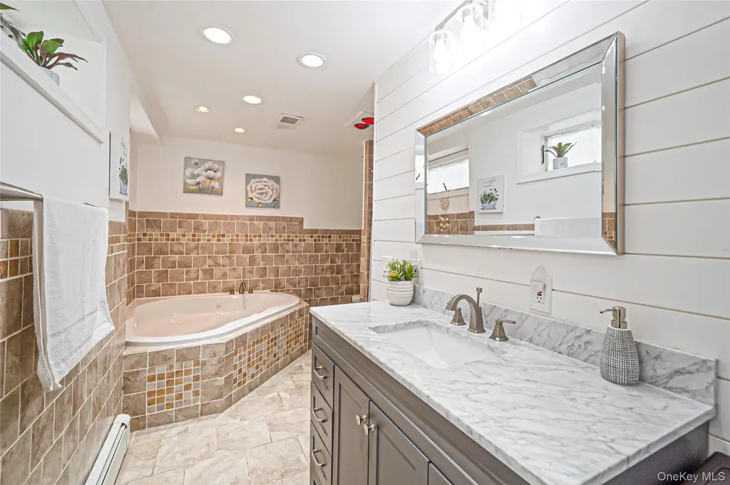 395 N Putnam Avenue Lindenhurst NY 11757
