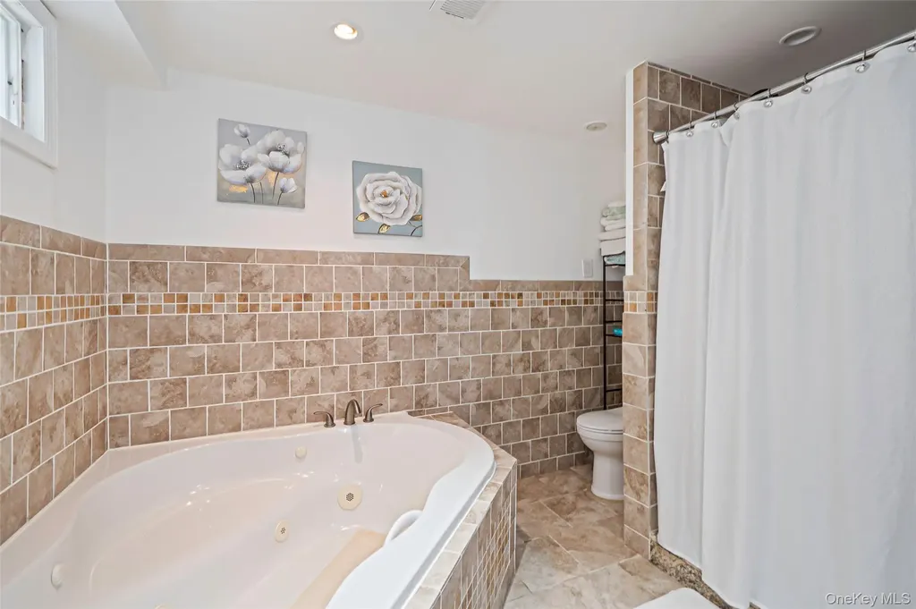 395 N Putnam Avenue Lindenhurst NY 11757