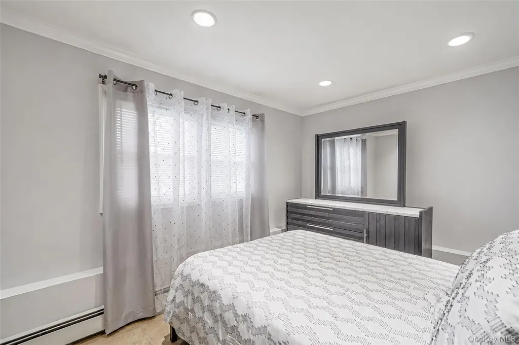 395 N Putnam Avenue Lindenhurst NY 11757