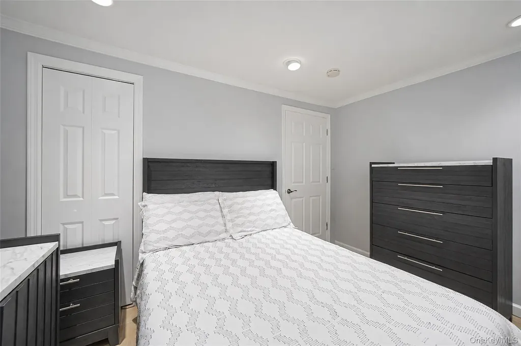 395 N Putnam Avenue Lindenhurst NY 11757