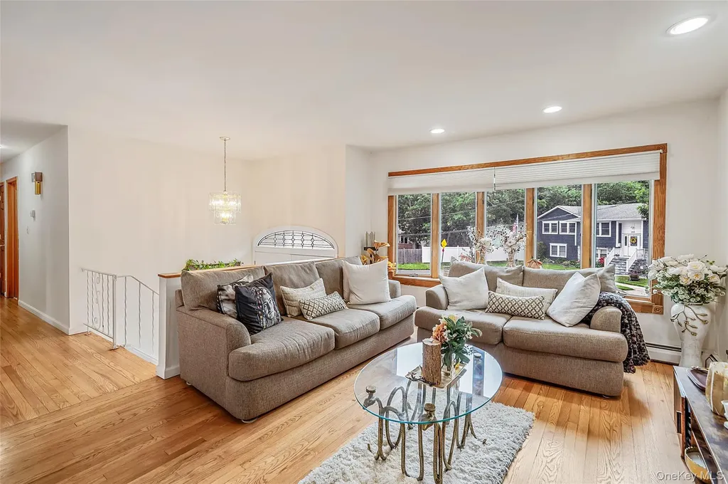 395 N Putnam Avenue Lindenhurst NY 11757