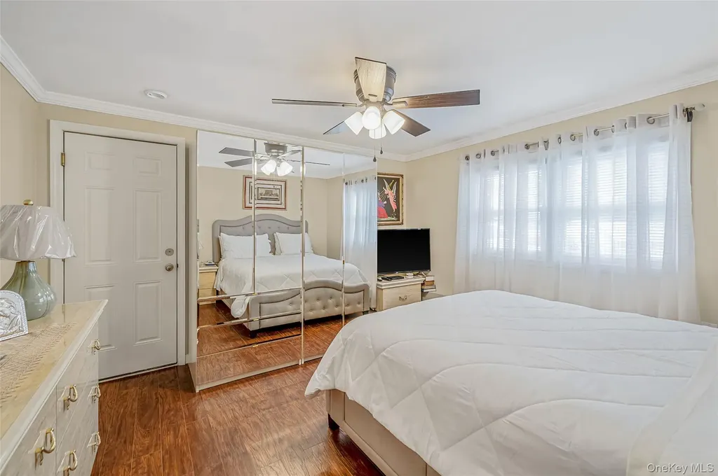 395 N Putnam Avenue Lindenhurst NY 11757