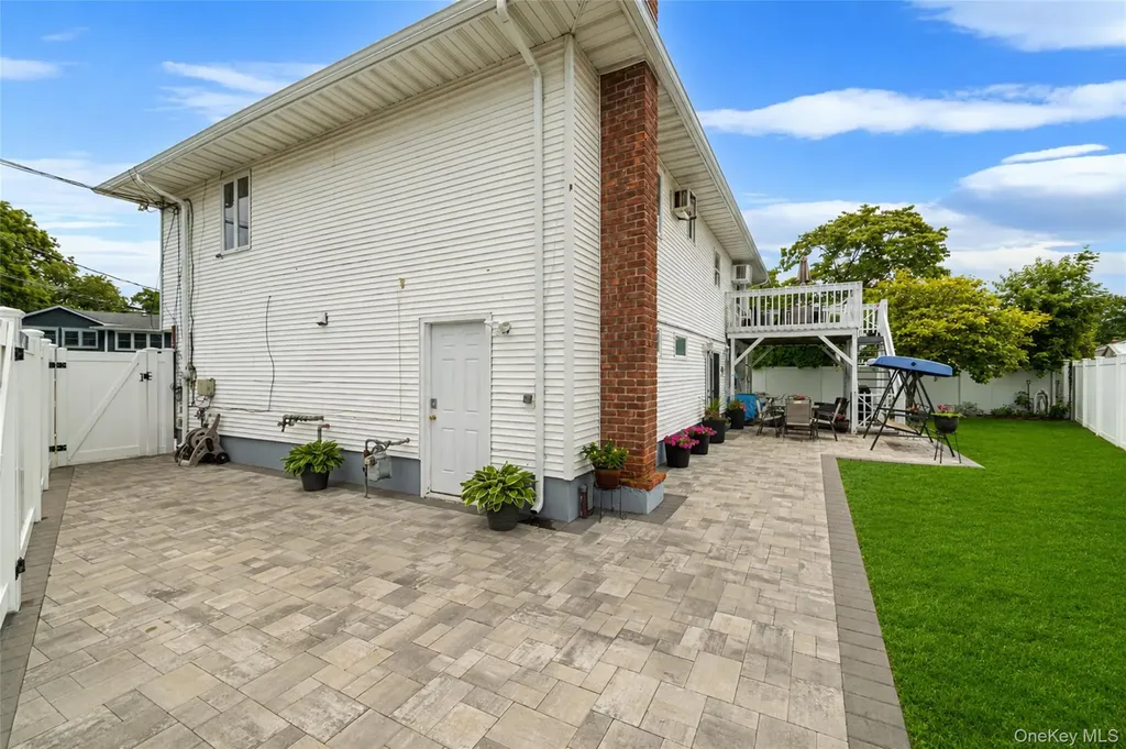 395 N Putnam Avenue Lindenhurst NY 11757