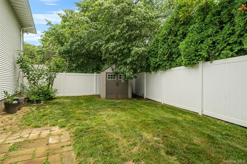 395 N Putnam Avenue Lindenhurst NY 11757