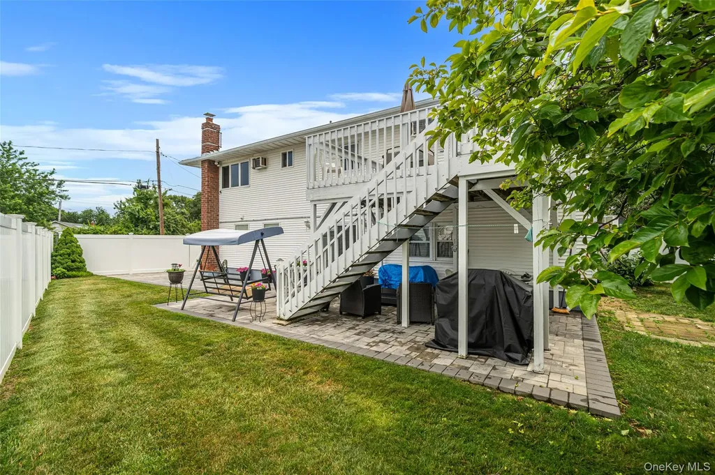 395 N Putnam Avenue Lindenhurst NY 11757