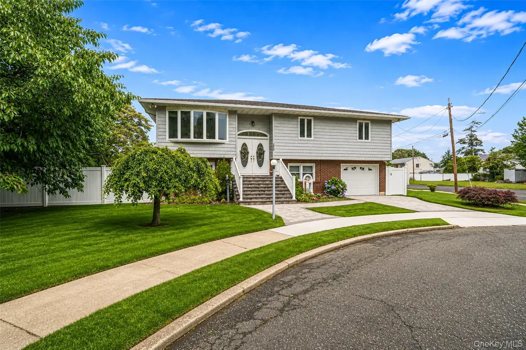 395 N Putnam Avenue Lindenhurst NY 11757