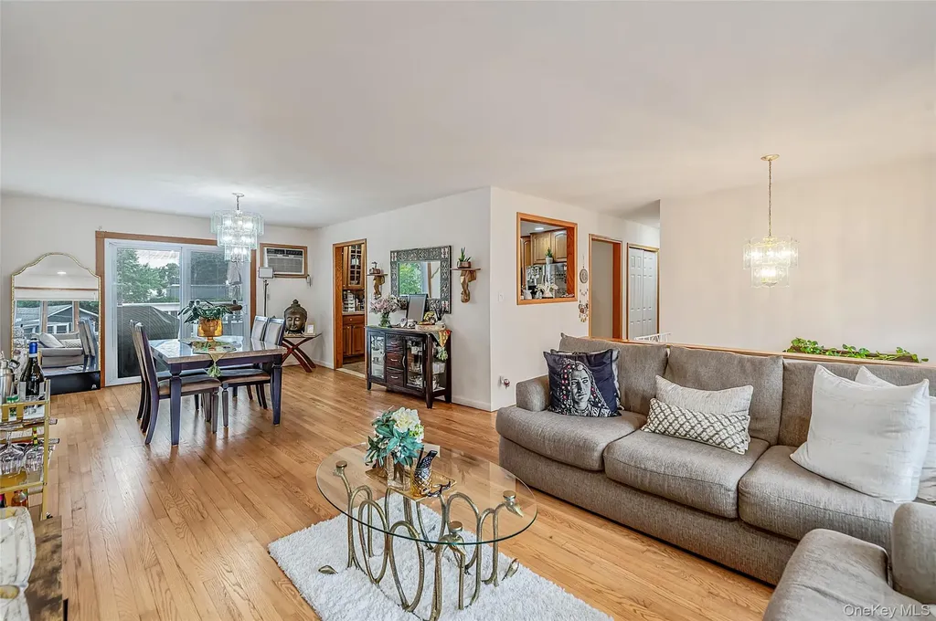 395 N Putnam Avenue Lindenhurst NY 11757