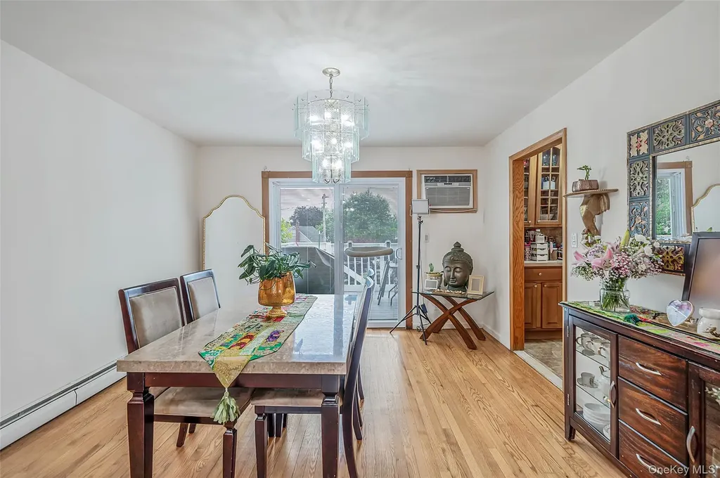 395 N Putnam Avenue Lindenhurst NY 11757