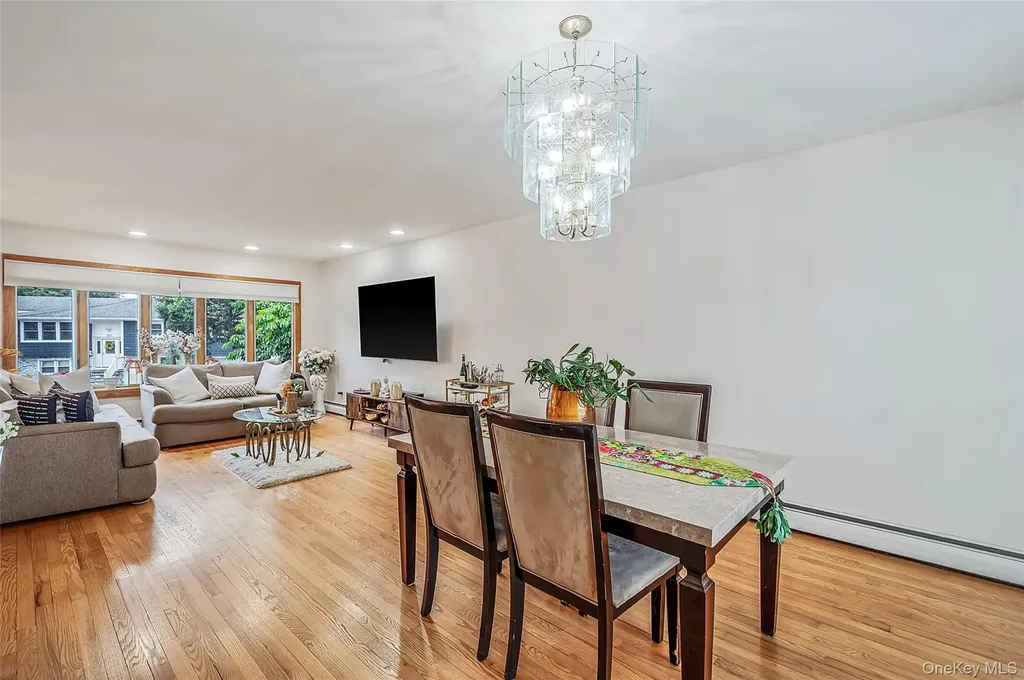 395 N Putnam Avenue Lindenhurst NY 11757