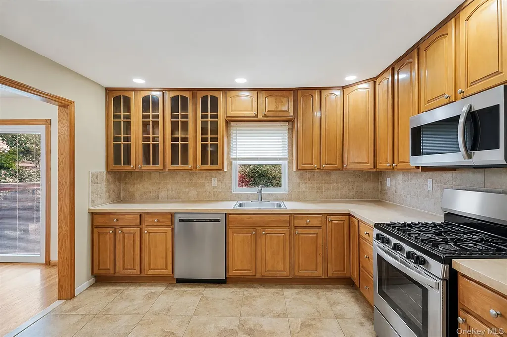 395 N Putnam Avenue Lindenhurst NY 11757