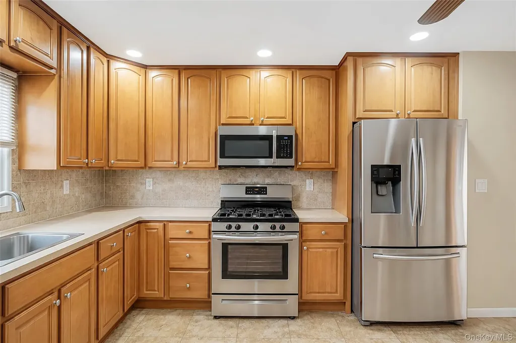395 N Putnam Avenue Lindenhurst NY 11757
