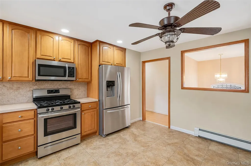 395 N Putnam Avenue Lindenhurst NY 11757