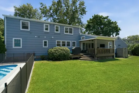 7 Vine Street Bayville NY 11709