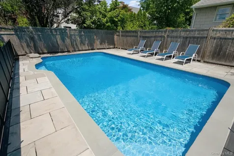 7 Vine Street Bayville NY 11709