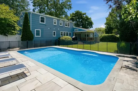 7 Vine Street Bayville NY 11709