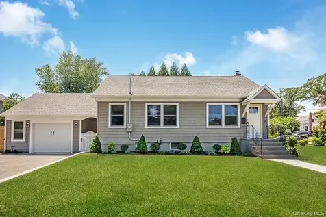 2 Cherry Road Bayville NY 11709