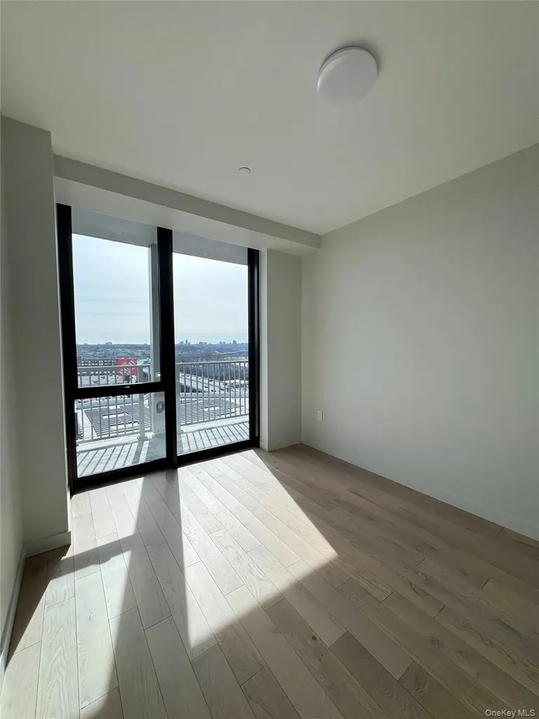 131-02B #14P 40th Road Flushing NY 11354