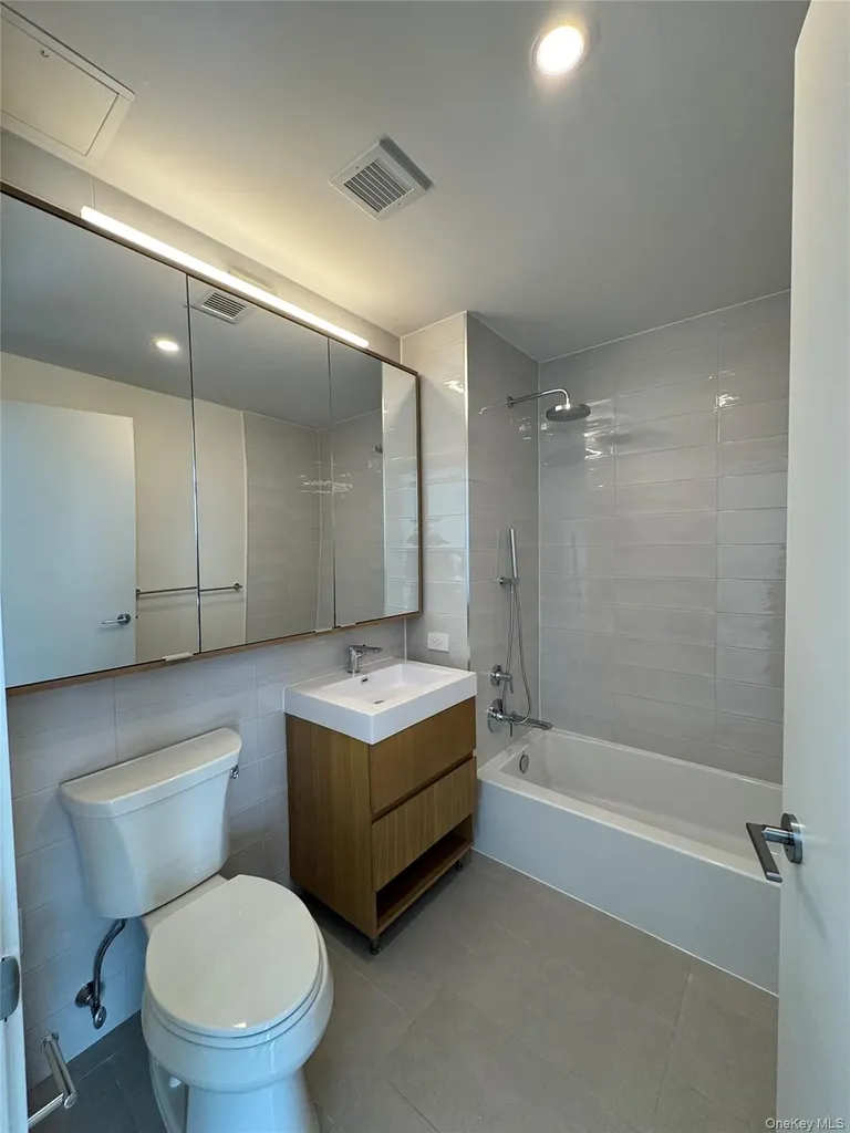131-02B #14P 40th Road Flushing NY 11354