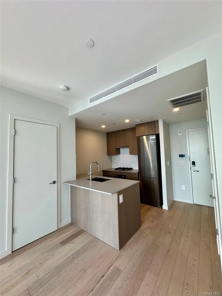 131-02B #14P 40th Road Flushing NY 11354