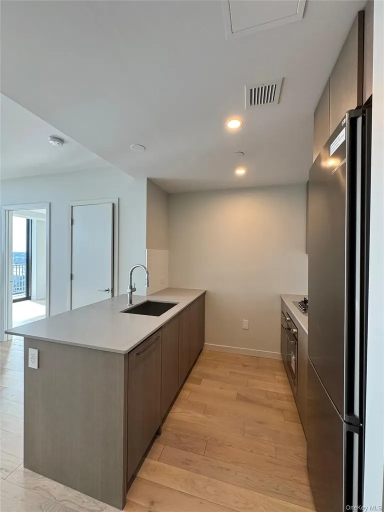 131-02B #14P 40th Road Flushing NY 11354