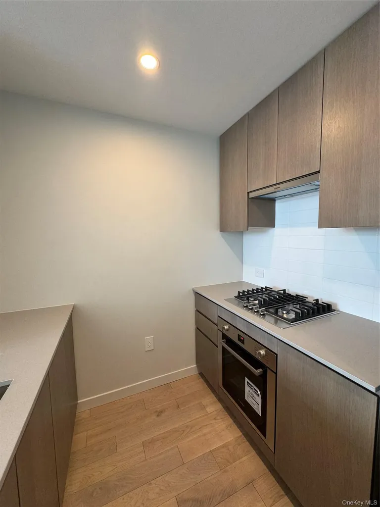 131-02B #14P 40th Road Flushing NY 11354