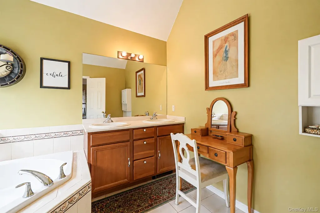 17 Holmes Avenue Eastport NY 11941
