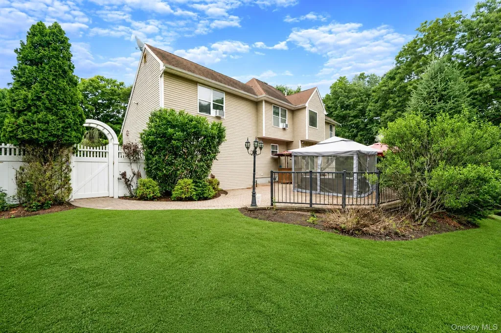 17 Holmes Avenue Eastport NY 11941