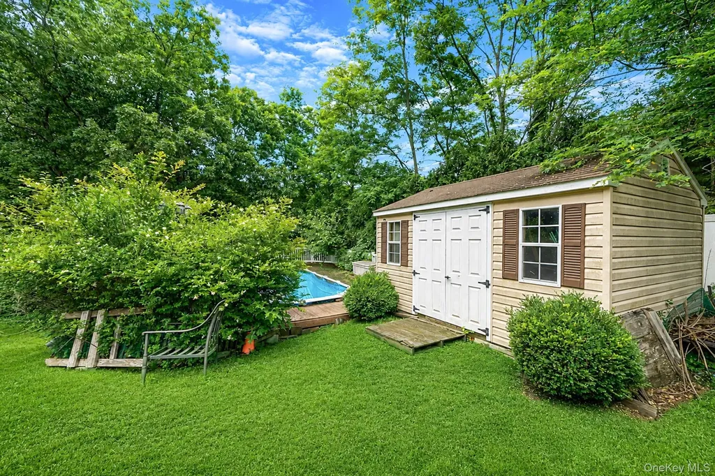 17 Holmes Avenue Eastport NY 11941