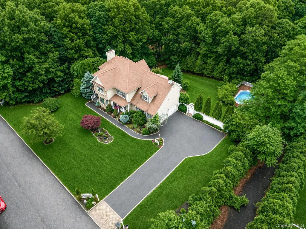 17 Holmes Avenue Eastport NY 11941