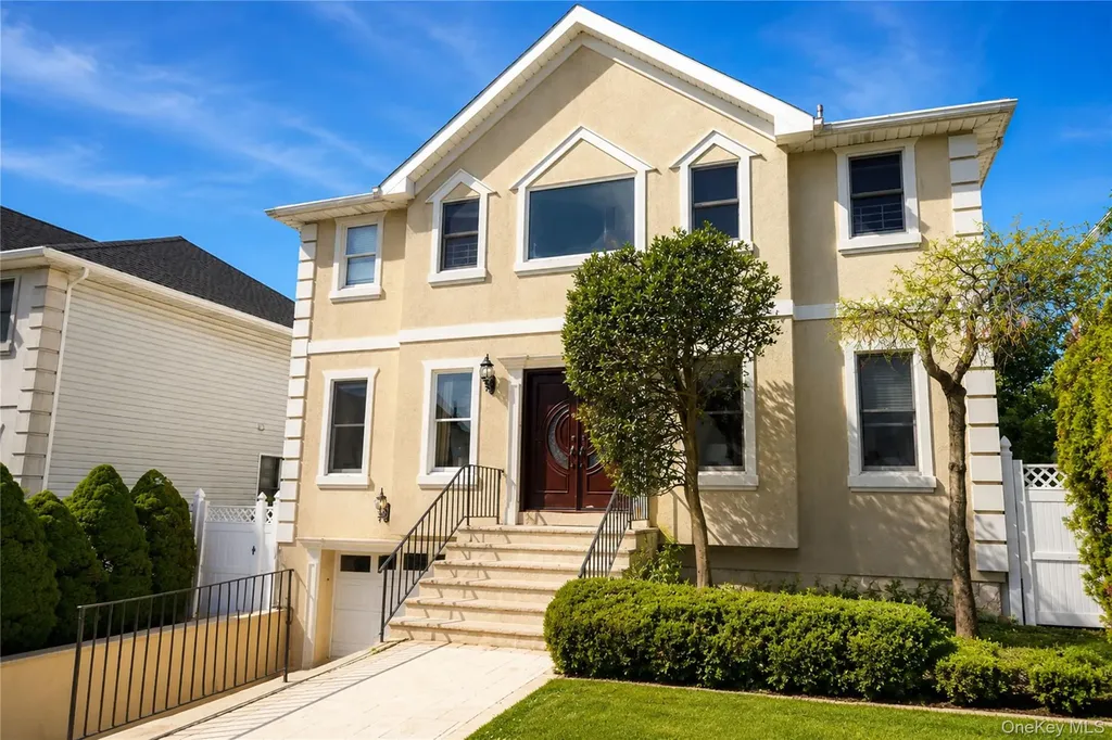22 Putters Court Staten Island NY 10301