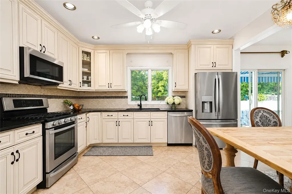 22 Putters Court Staten Island NY 10301