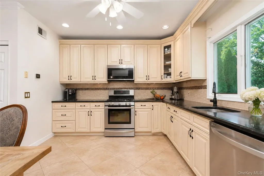 22 Putters Court Staten Island NY 10301