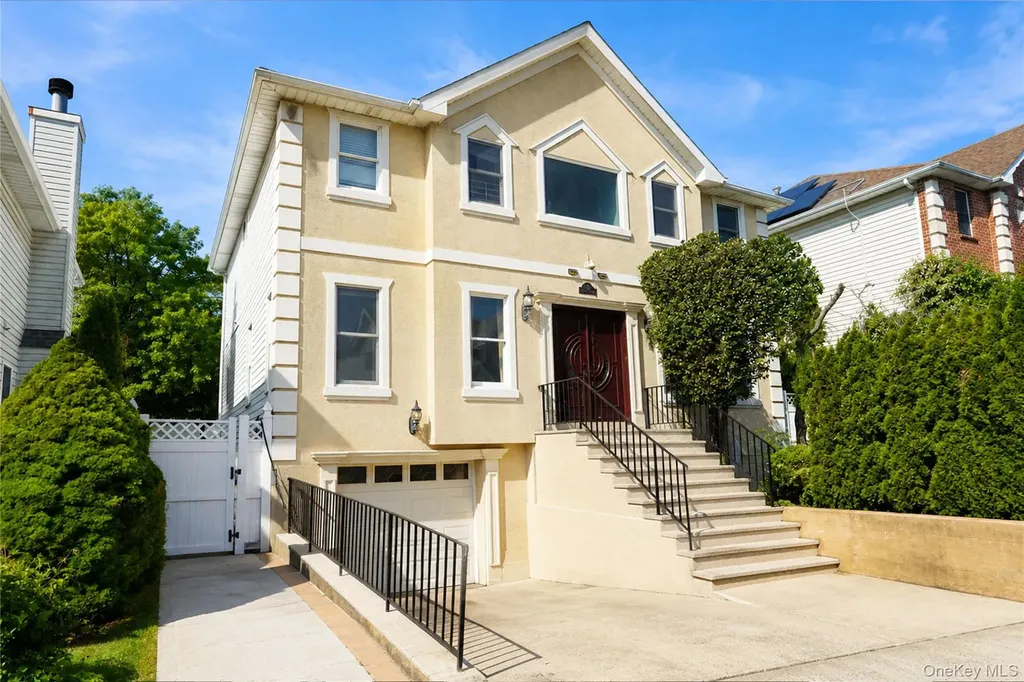 22 Putters Court Staten Island NY 10301