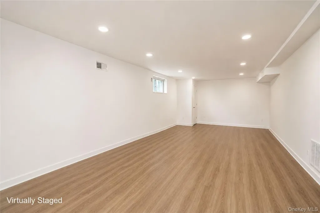 22 Putters Court Staten Island NY 10301